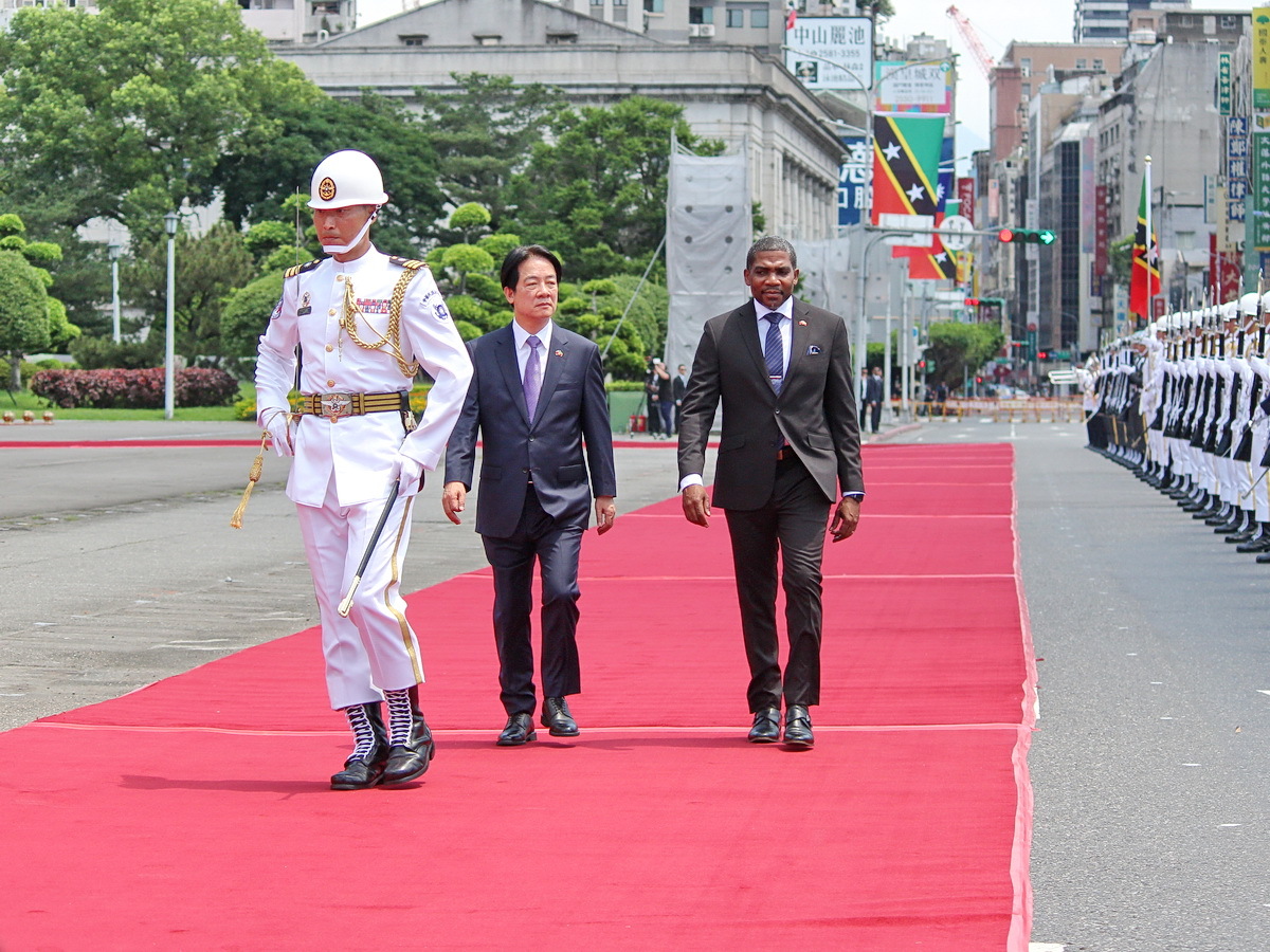 Le président Lai Ching-te (au centre) accueille le Premier ministre de Saint-Christophe-et-Niévès Terrance Drew (à d.) avec une cérémonie militaire (photo, Rti/Wang)