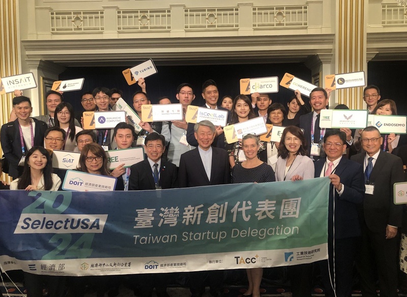 Le ministre de l'Economie J.W. Kuo 郭智輝（4e à gauche devant） est actuellement en visite aux Etats-Unis (photo CNA)