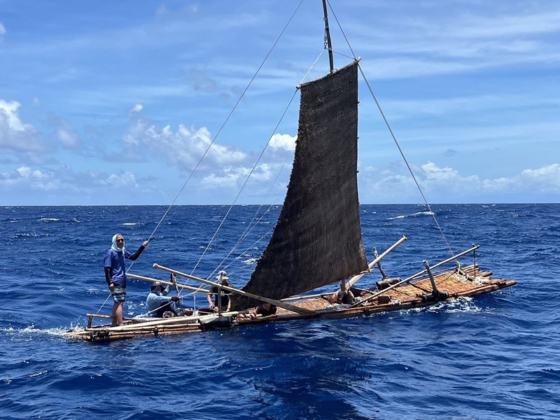 Une association Amis a construit un radeau en bambou selon les techniques traditionnelles pour essayer de rejoindre l'Ile Verte, appelée Sanayasay en langue Amis, malgré le fort courant Kuroshio, comme ce qu'on réussi à faire leurs lointains ancêtres, mais cela s'est avéré plus difficile que prévu（photo : CNA）