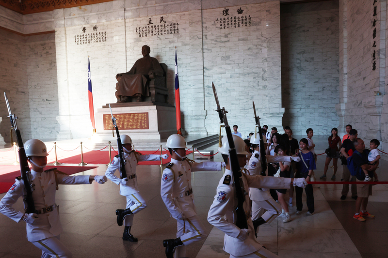 Justice transitionnelle : la relève de la garde quitte le hall du mémorial Tchang Kai-chek (photo CNA)