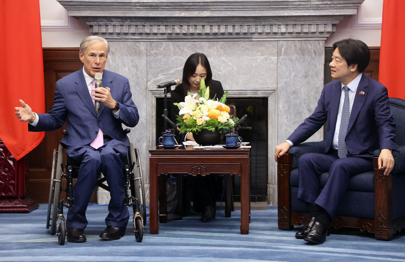 Le président Lai Ching-te (à d.) reçoit au palais présidentiel le gouverneur du Texas Greg Abbott (à g.) (photo, CNA)