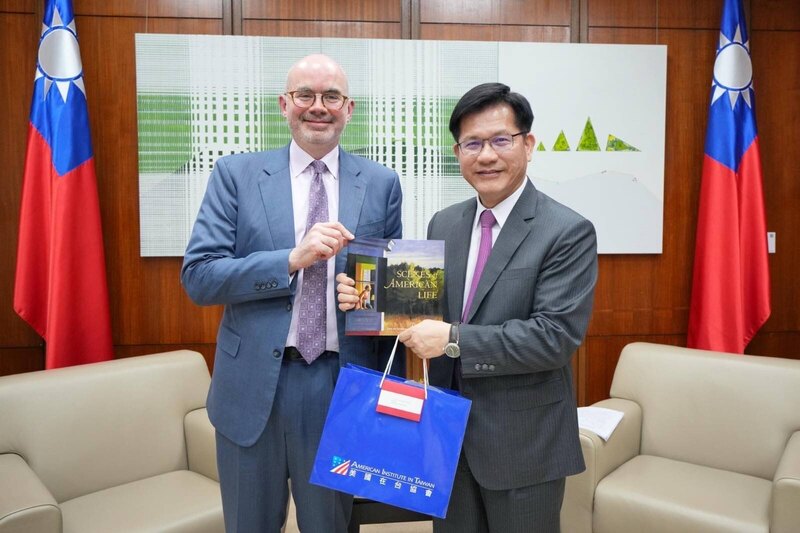 Le nouveau directeur de l'AIT, Raymond Greene, rencontre le ministre des Affaires étrangères, Lin Chia-lung, en juillet 2024 (photo : CNA)