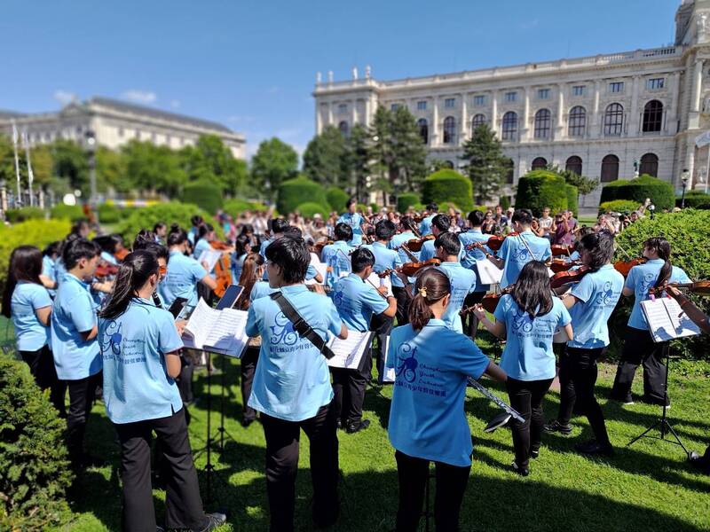 Le jeune orchestre de Changhua, en Australie, surprend les passants avec un flash-mob dans les rues de Vienne, en marge du festival de musique pour la jeunesse  (photo CNA, fournie par la mairie de Changhua)