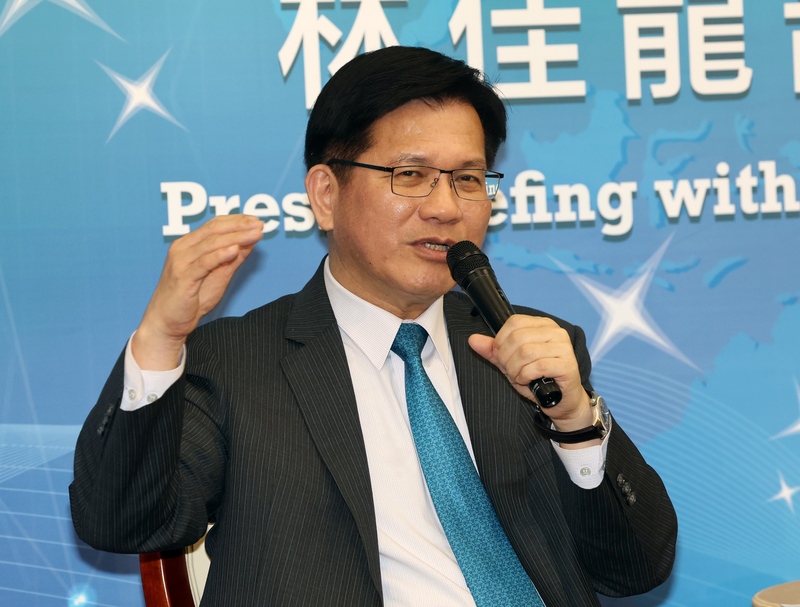 Le ministre des Transports Lin Chia-lung donne une conférence de presse (photo CNA)