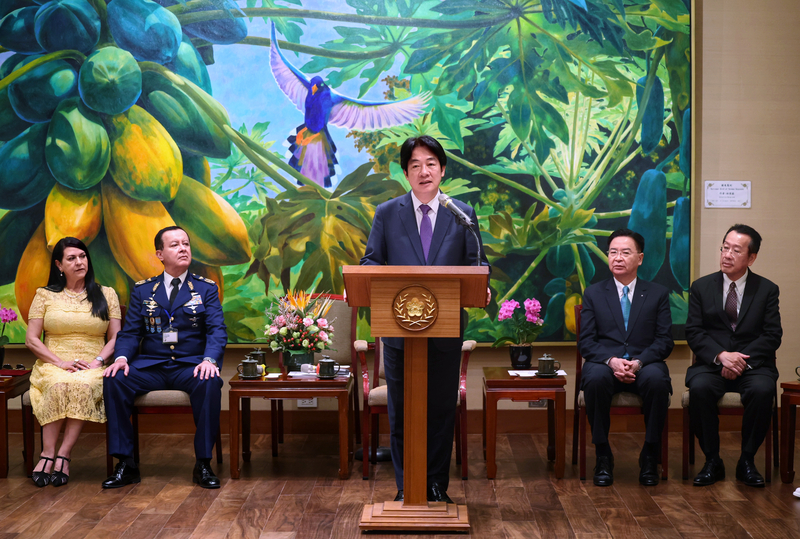 Le président Lai Ching-te (賴清德) a rencontré aujourd'hui des officiers supérieurs hispanophones participant au cours de développement national à l'Université de la défense nationale (photo CNA)