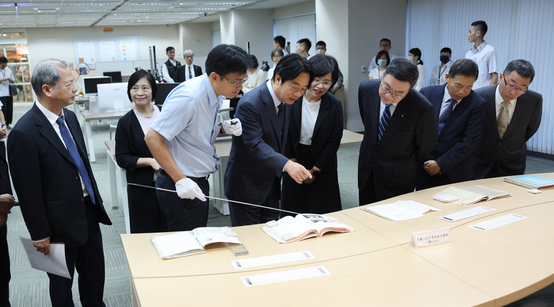 Le Président Lai Ching-te et le Premier ministre ont visité le Bureau des archives à l'occasion du 37e anniversaire de la levée de la loi martiale (photo : CNA)