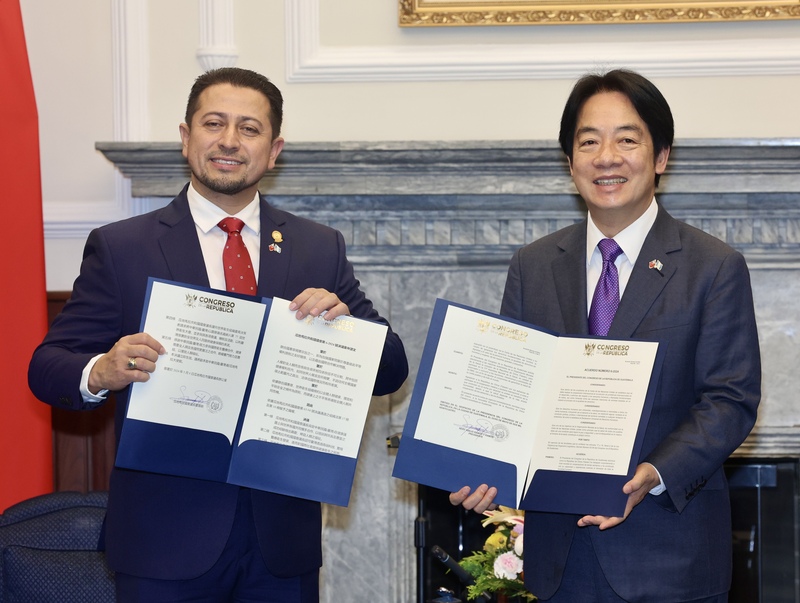 Le président Lai Ching-te (賴清德, droite) et le président du Sénat guatémaltèque Nery Abilio Ramos y Ramos (gauche) montrent la résolution adoptée par le congrès du Guatémala en faveur de Taïwan, en mandarin et en espagnol (photo CNA)