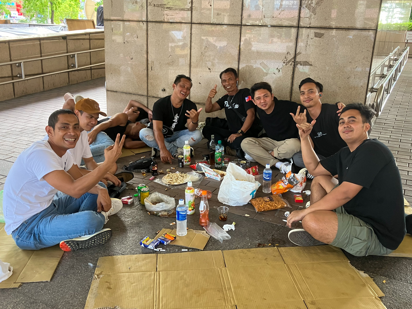 Anto (à gauche) et ses amis de l'île indonésienne de Java, font un pique-nique, un dimanche, à l'extérieur de la gare centrale de Taipei (photo : Sasa)