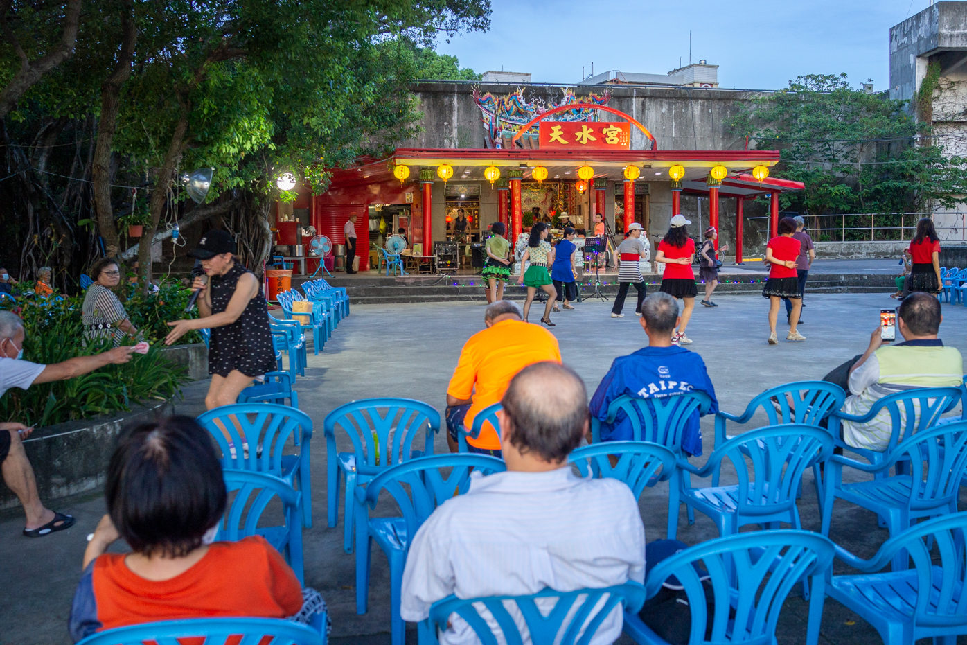 Une chanteuse reçoit de l'argent du public (à gauche sur la photo) dans une ambiance très chaleureuse, à Dadaocheng (photo : Sasa)