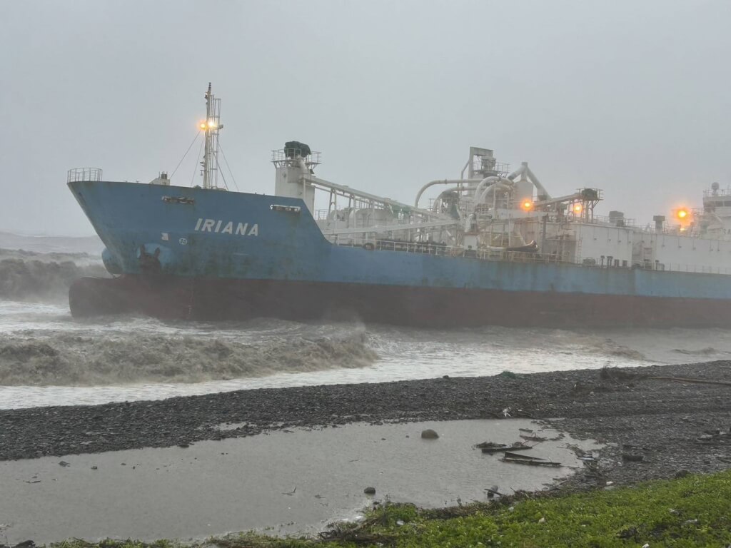 Un cargo indonésien s'échoue sur une plage de Pingtung, dans le sud de Taïwan (Image : CNA)