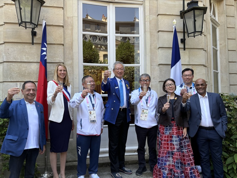 L'ambassadeur taïwanais en France, François Wu Chih-chung (centre) a accueilli la délégation olympique taïwanaise. Etaient notamment présents le vice-président du sénat, l'adjoint au maire de Paris, la maire de Levallois, ainsi que le ministre de l'éducation et la vice-ministre de la culture taïwanais (Photo : Agence centrale de presse) (photo : CNA)