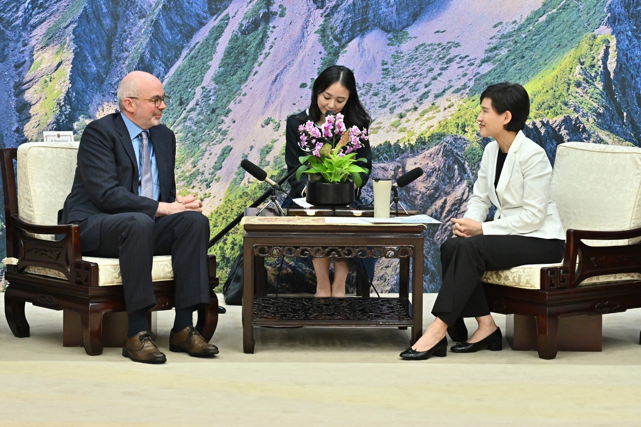 Le directeur de l'Institut américain à Taïwan (AIT) Raymond Greene a rencontré hier la vice-Première ministre Cheng Li-chun (鄭麗君) (Image : Page Facebook de IAT)