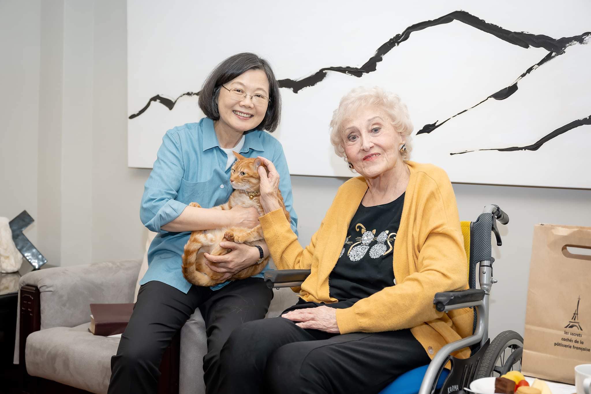 La missionnaire américaine Doris Brougham, l'ex-présidente Tsai Ing-wen et un des chats de Tsai Ing-wen (Image : Facebook de Tsai Ing-wen)