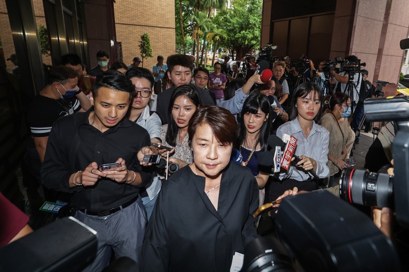 Huang Shan-shan se rend au Bureau du procureur de Taipei, sous l'oeil des médias, porter plainte contre le comptable du TPP (photo CNA)