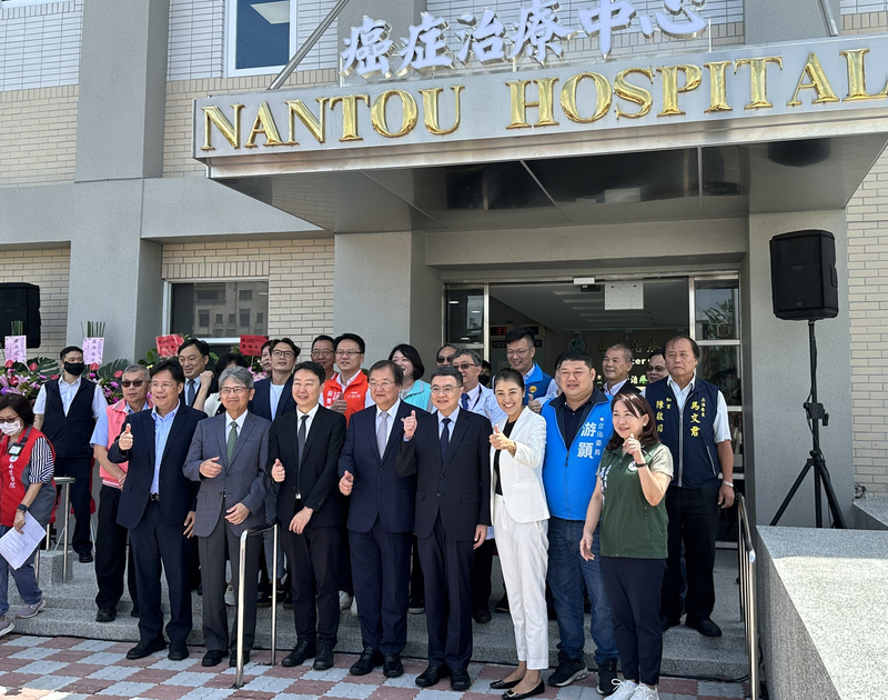 Le Premier ministre Cho Jung-tai inaugure un centre d'oncologie à l'hôpital de Nantou (photo : CNA)