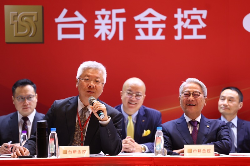 Le directeur général de la holding financière Taishin, devant à gauche (photo : CNA)