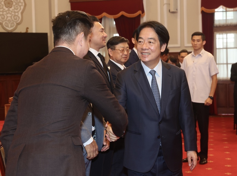 Le président Lai Ching-te reçoit les lauréats des Yuan-Ye Awards au palais présidentiel (photo, CNA)