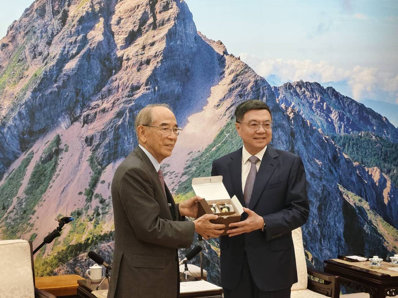 Le Premier ministre Cho Jung-tai (à d.) reçoi le président de l'Association japonaise pour les Echanges avec Taïwan Mitsuo Ohashi (à g.)  (photo, Rti/Wang)