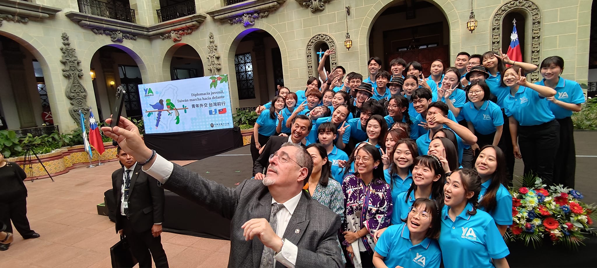 Le président guatémaltèque Bernardo Arevalo prend un selfie avec les jeunes ambassadeurs de Taïwan (photo : ambassade du Guatémala)