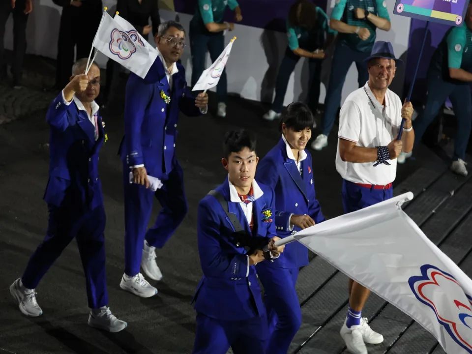 Cérémonie d'ouverture des Jeux paralympiques : Liu Ya-ting et Chen Po-yen portent le drapeau de la délégation taïwanaise (Image : Bureau des sports, ministère de l'Education)