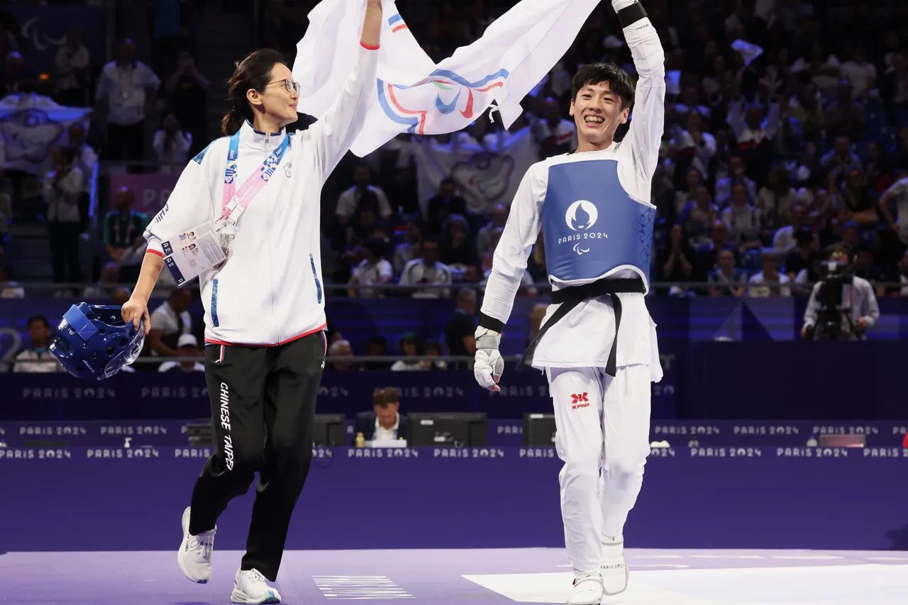 L'athlète paralympique taïwanaus Xiao Xiang-wen (蕭翔文) remporte le bronze à Paris (photo du bureau des sports, ministère de l'Education)