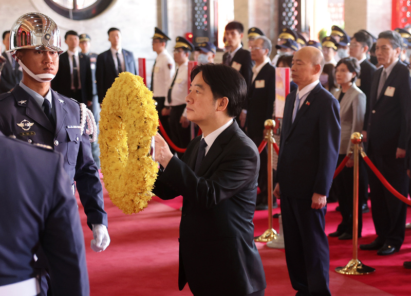 Le Président Lai ching-te se recueille au Sanctuaire des martyrs de la révolution le 3 septembre 2024 à l'occasion de la journée des forces armées (photo : CNA)