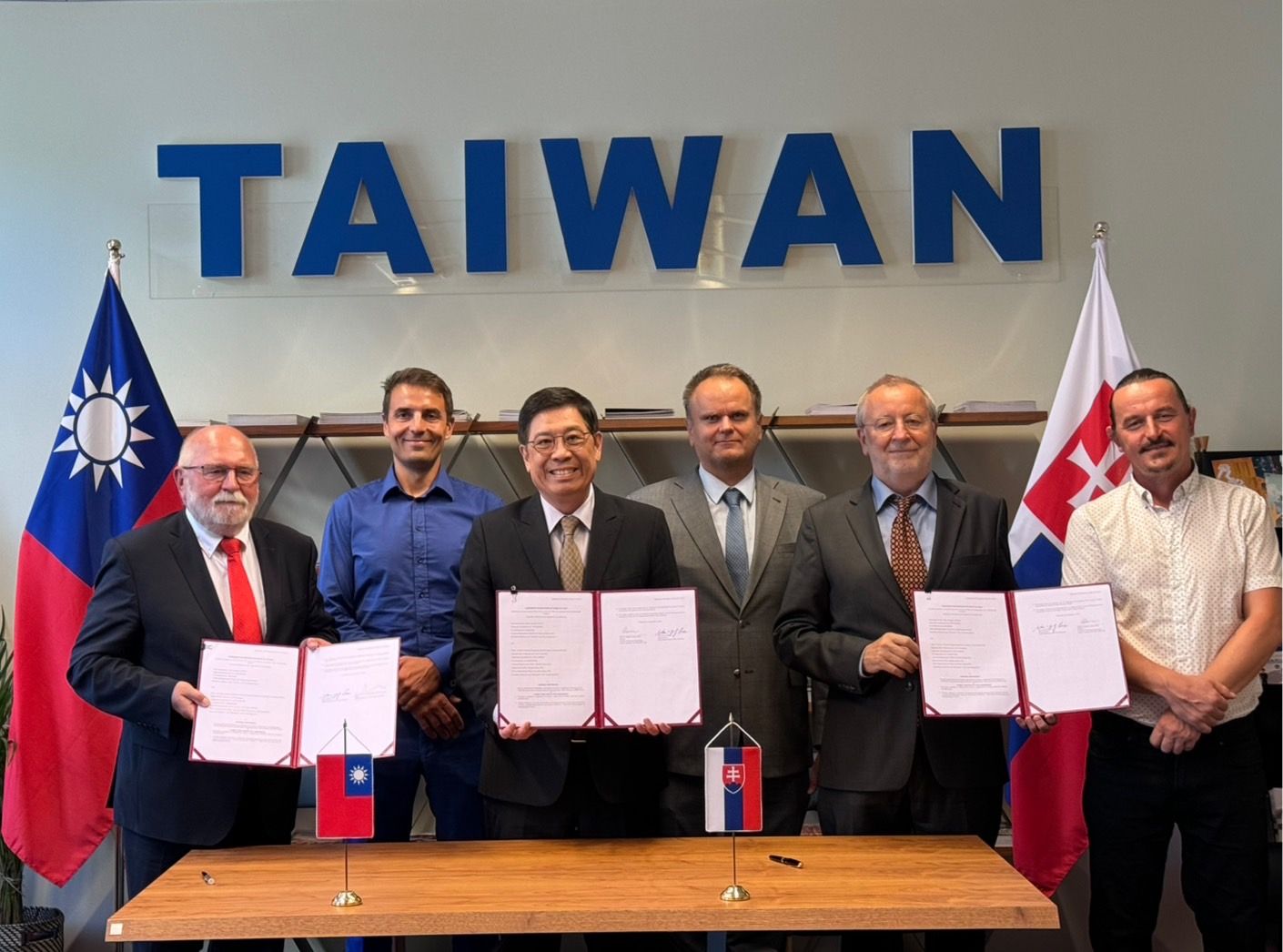 Taïwan et la Slovaquie signent la poursuite de leur coopération dans le domaine des semi-conducteurs  (photo : bureau de représentation de la Slovaquie)