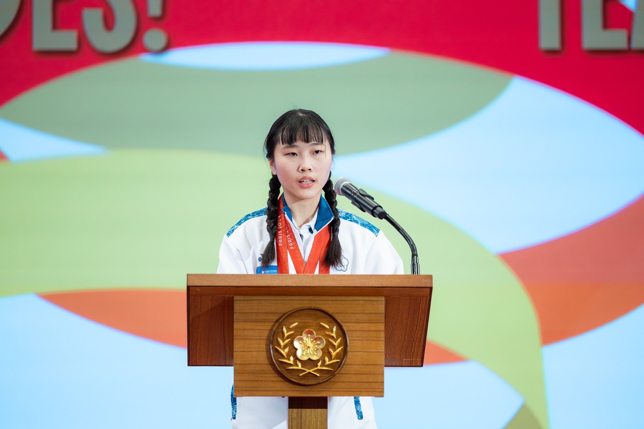 La pongiste Tian Shiau-wen, double médaillée lors des Jeux Paralympiques de Paris, donne un discours au retour des athlètes à Taïwan (photo : Palais présidentiel)