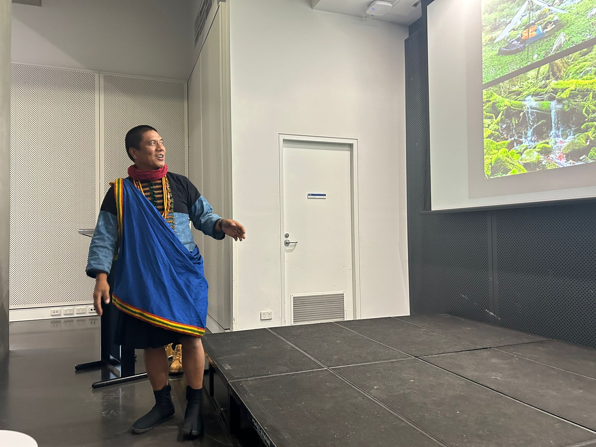 L'écrivain Sakinu Yalonglong en Australie (Photo: ministère de la Culture)