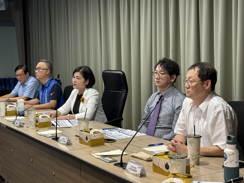 La gouverneure du comté agricole de Yunlin, Chang Li-shan (centre) a demandé au gouvernement central de réviser les normes d’exploitation pour le développement des énergies renouvelables  (photo : CNA)