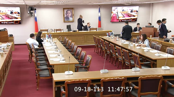 Lorsque le DPP a voulu discuter d'une déclaration commune au sujet de la résolution 2758 des Nations Unies, le président du Parlement (centre, debout) et les leaders du KMT et du TPP ont immédiatement quitté la salle (capture d'écran du direct du Parlement)