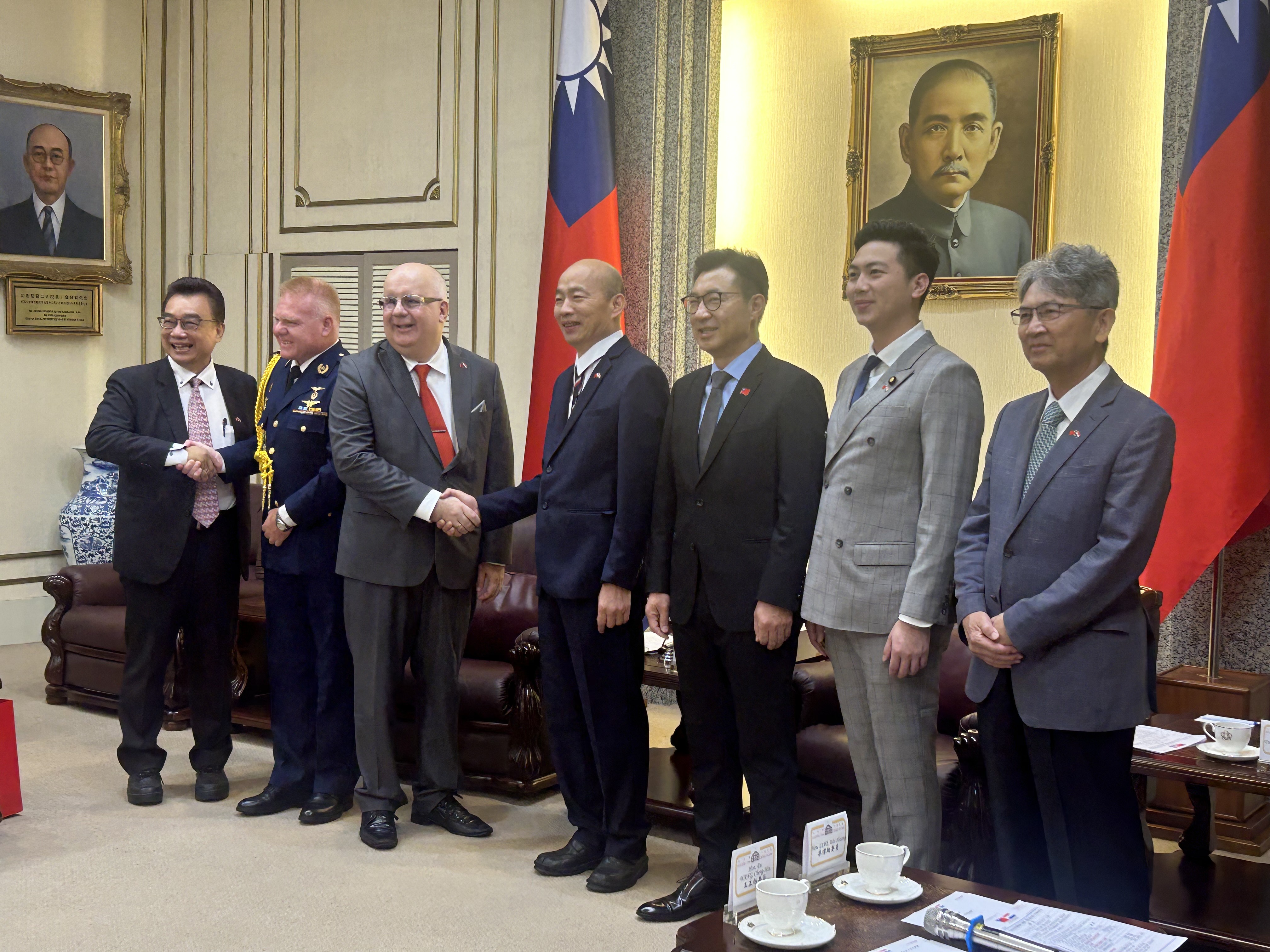 L'ambassadeur paraguayen à Taïwan Carlos José Fleitas Rodríguez a été reçu aujourd'hui par le président du parlement taïwanais Han Kuo-yu (韓國瑜) (Image : RTI)