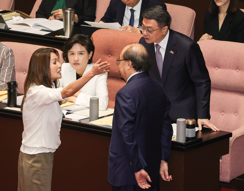 La députée Kao Chin Su-mei (高金素梅) (à g.) et le Premier ministre Cho Jung-tai (卓榮泰) (à d.) (Photo CNA)