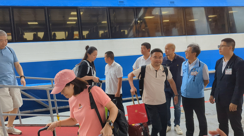 Un premier groupe de touristes chinois arrive à Kinmen après la réouverture des liaisons maritimes (photo CNA)