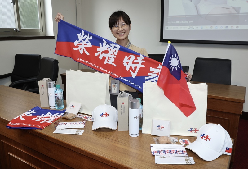 Présentation du sac-cadeau pour les VIP du Double-Dix (photo CNA)