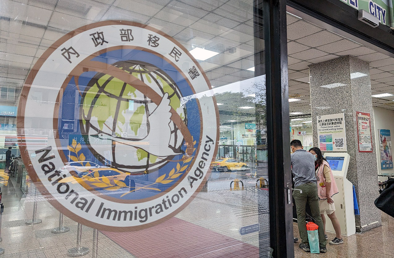 Le Bureau de l'immigration ordonne l'expulsion des deux touristes chinois après un incident avec des militants hongkongais à Taipei (Image : RTI)
