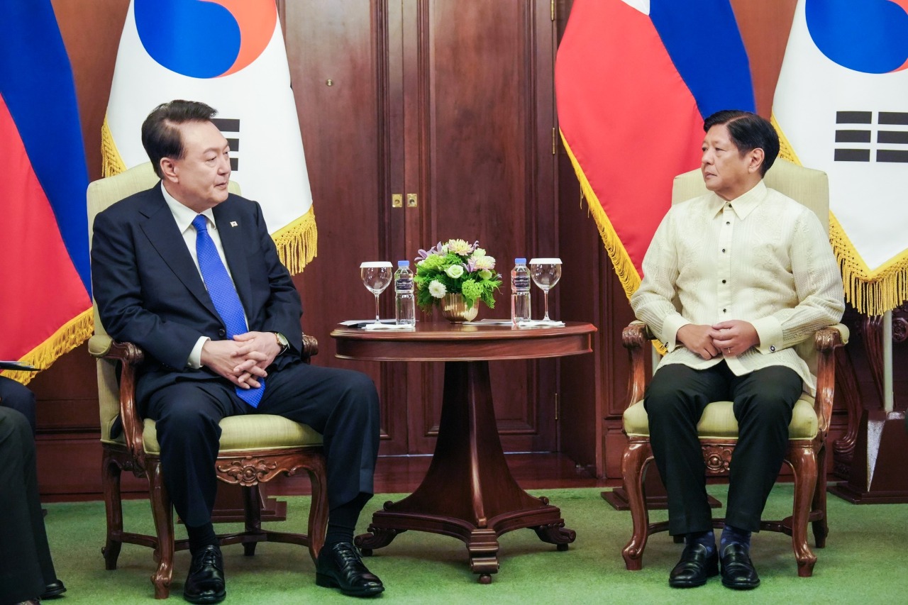 Le président sud-coréen est en tournée en Asie du Sud-Est et a commencé par une visite aux Philippines où il a rencontré, hier à Manille, le président philippin Ferdinand Marcos Jr.. (Image : @pcogovph)