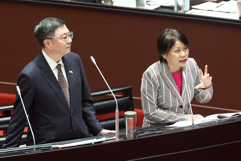 La ministre de l’Intérieur Li Shih-fang (droite) répond aux questions des parlementaires (photo CNA)