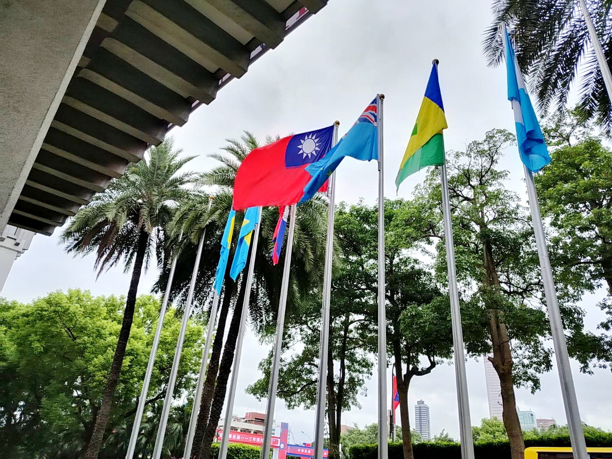 Drapeaux de Taïwan et de pays alliés déployés en amont de la fête nationale (photo Rti)