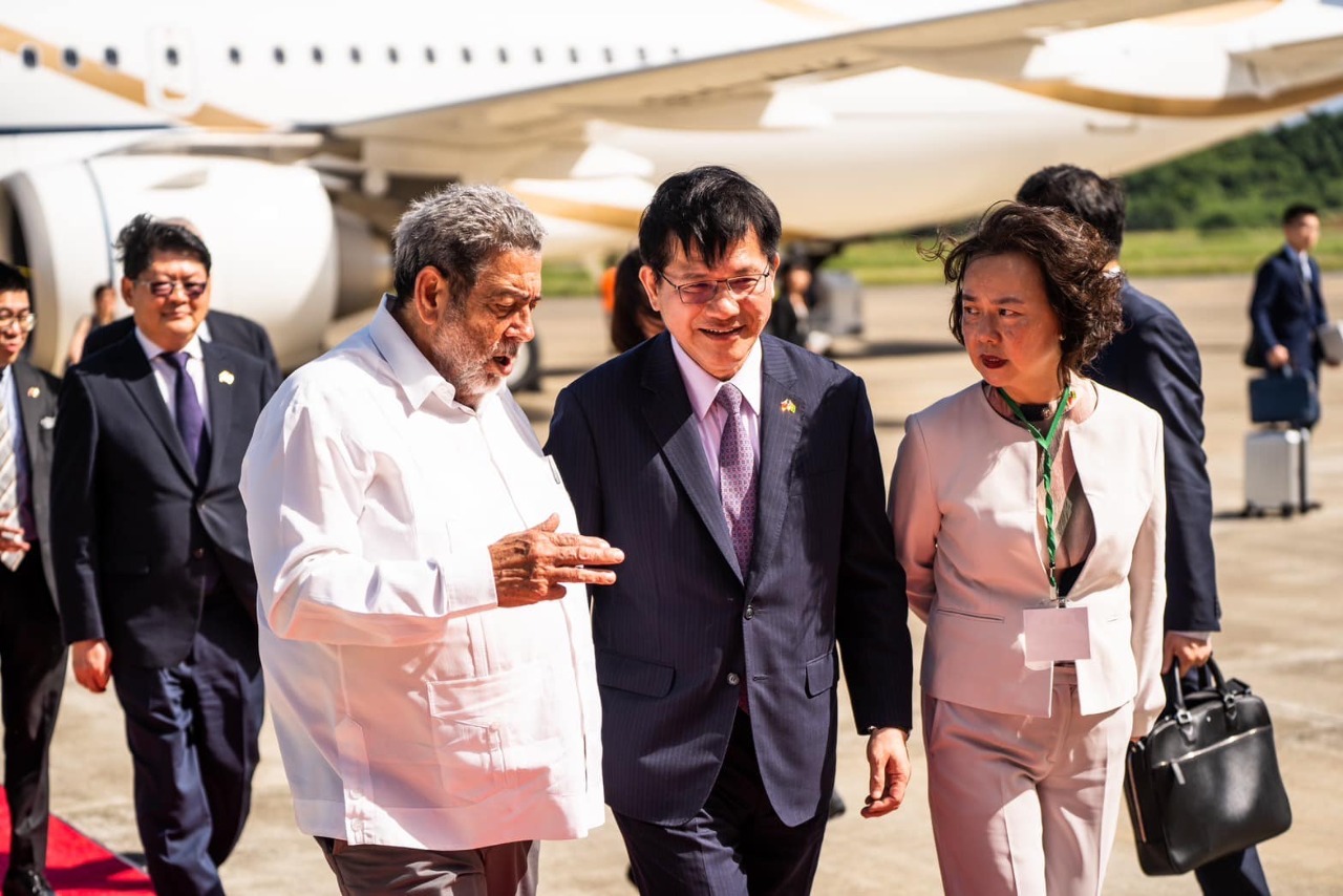 Le ministre Lin Chia-lung (premier plan, au centre) accueilli à Saint-Vincent-et-les-Grenadines (photo, Facebook Lin)