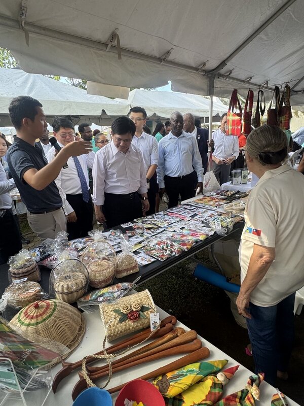 Le minsitre Lin Chia-lung visite le marché Taïwan-Ste Lucie pendant son déplacement dans le pays allié (photo CNA)