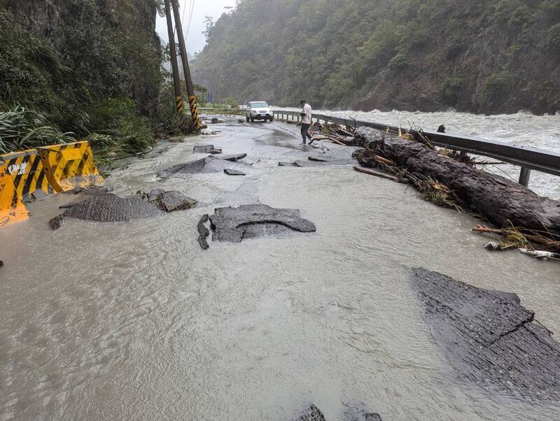 Le typhon Kong-Rey a paralysé la circulation dans de nombreuses zones à Taïwan (Photo CNA)