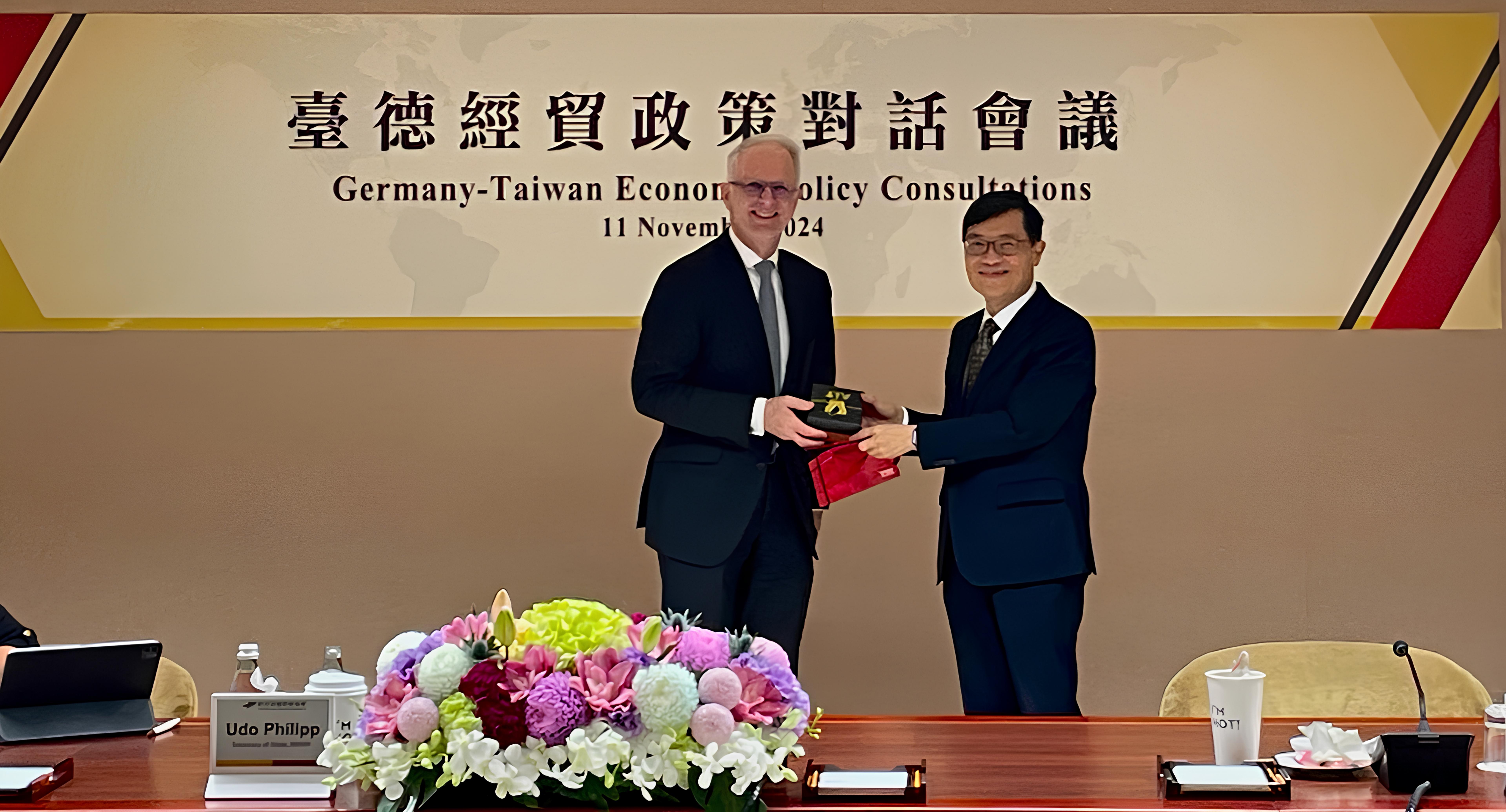 Udo Philipp, Secrétaire d’Etat du ministère fédéral de l'Économie et de la Protection du Climat, avec son homologue le vice-ministre de l’Economie Chen Chern-Chyi (陳正祺) lors des consultations de politique économique à Taipei le 11 novembre 2024 (photo : ministère taïwanais de l'Economie)