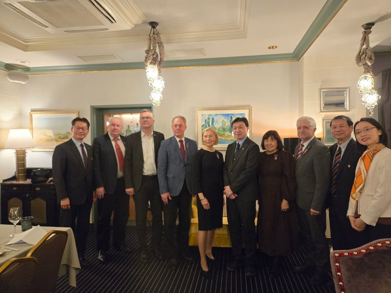 Shen Yu-chung (沈有忠, 6e gauche), vice-président de la MAC, rencontre en Lettonie des membres du groupe parlementaire d'amitié Taïwan (photo CNA)