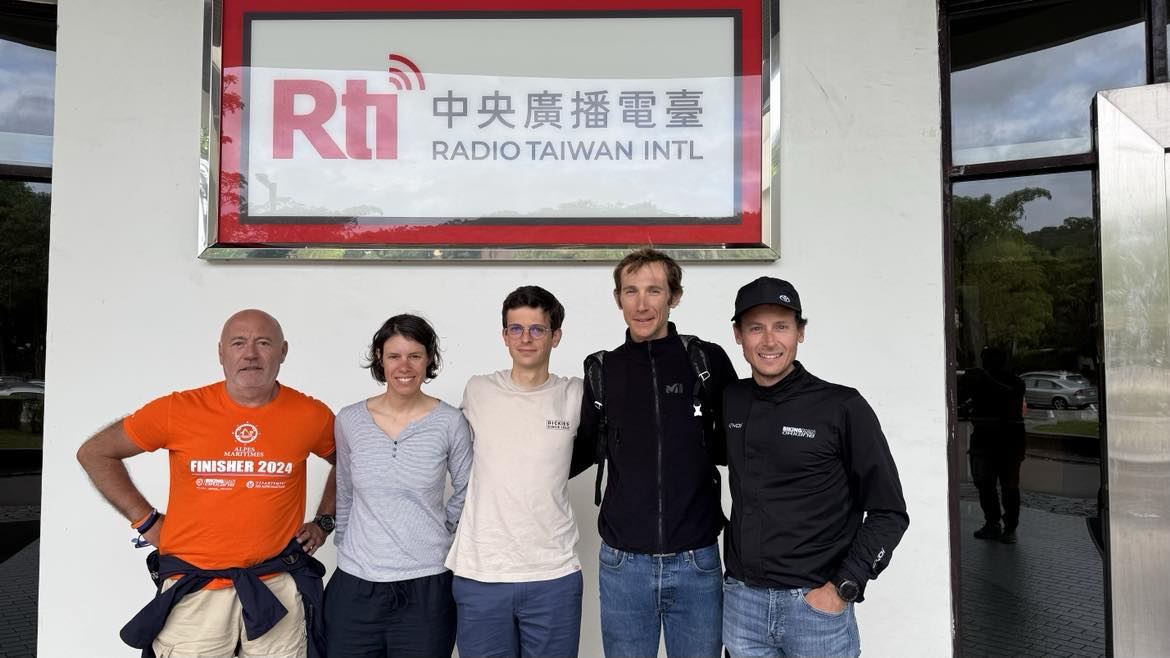 L'équipe du Bikingman Taiwan 2024 au micro de Rti (photo Valentin Floquet)