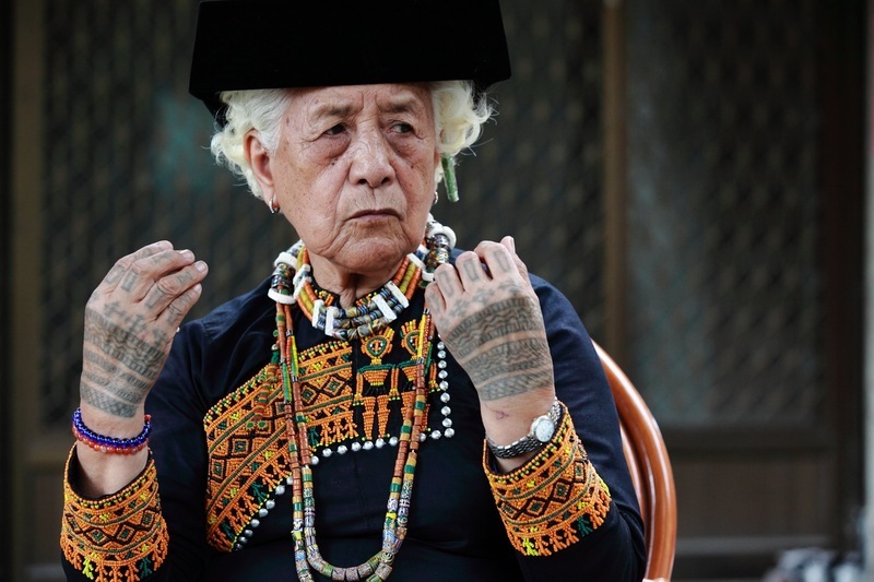 Le ministère de la Culture rend hommage à Liveges Rusiguwan et à son rôle dans la préservation de la culture du tatouage Paiwan (Image : CNA/MOC)