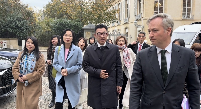 Le vice-président du Parlement Johnny Chiang arrive en France (Image : CNA)