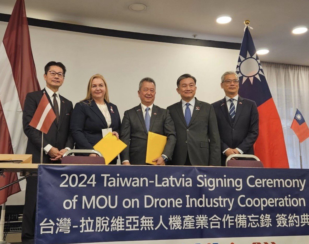 Taïwan et la Lettonie signent un protocole d'entente pour promouvoir la coopération dans l'industrie des drones (Image : Mission de Taipei en République de Lettonie)