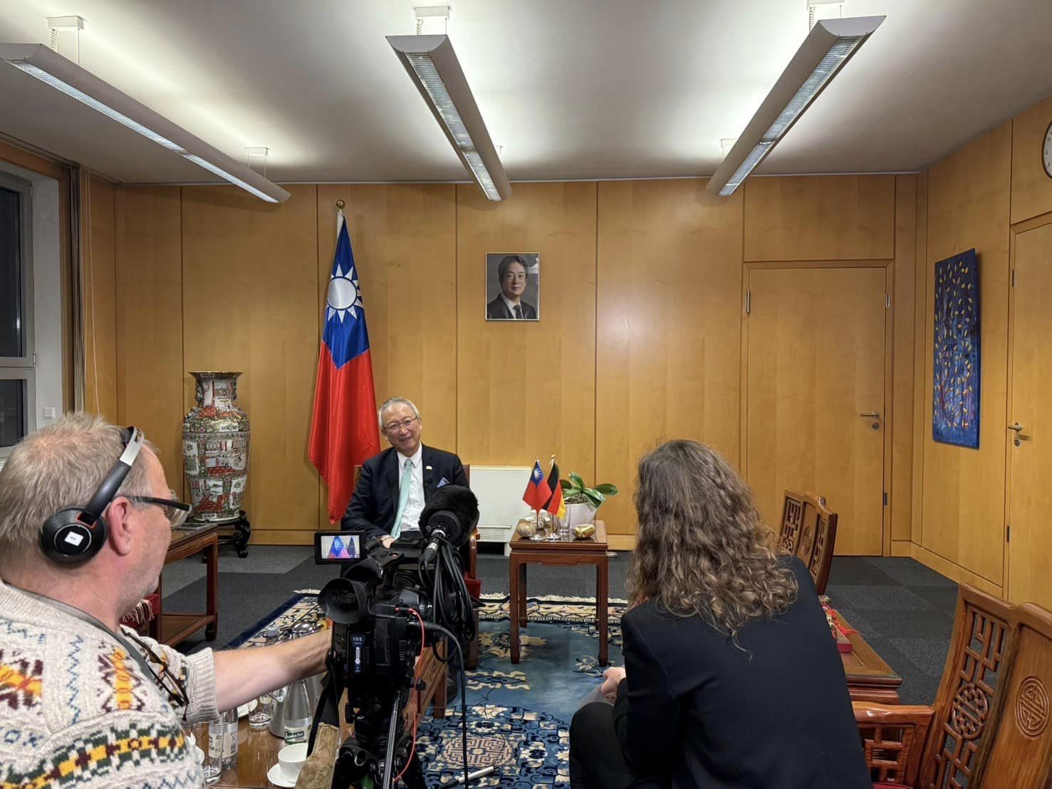 François Wu interviewé par les médias à Berlin (Photo FB de François Wu)