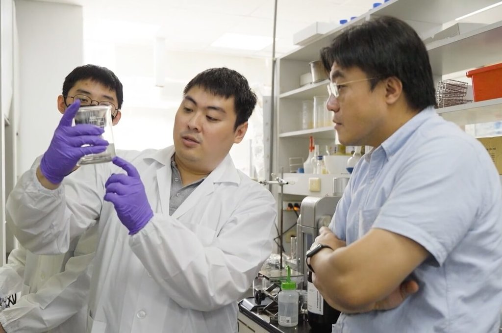 Le professeur Wang Fu-ming (à d.) et ses collègues à l'Université nationale de science (photo NTUST via CNA) technologie de Taïwan (photo